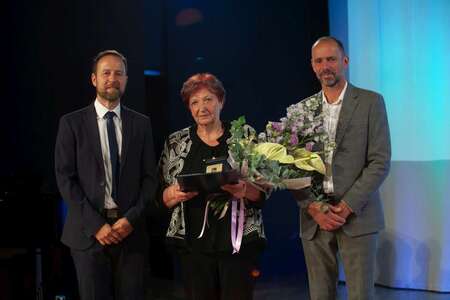2 Častna občanka Nevenka Tomšič v družbi župna dr. Gregorja Kovačiča in predsednika komisije za mandatna vprašanja, volitve in imenovanja Andreja Bergoča-1200
